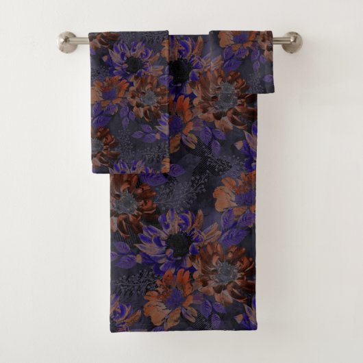 Terracotta, paarse bloemen op een fluweelachtig gr bad handdoek (Insitu)