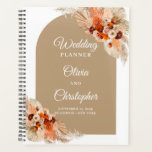 Terracotta pampas graboho arch: bruiloft planner<br><div class="desc">Terracotta pampas grasland boho arch koper bruiloft planner, Dit indrukwekkende trendy moderne design is perfect voor alle boho- of tropische evenementen. Het ontwerp is voorzien van waterverf handbeschilderde parelgras gemengde gedroogde palmbladeren gemengde terracotta-bloemen en gemengde verbrande oranje rozen en gemengde bruinbloemen rozen gemengde roestoorige die worden geweven in bohemiene tropische...</div>