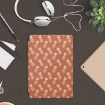Terracotta & Peach Tropisch anananassolpatroon iPad Pro Cover<br><div class="desc">Paar modern met een aanraking van tropisch - Ik heb mijn hand getekend anananassepatroon gemaakt in een nieuw terracotta kleurenpalet, met schaduwen van neutraal perachy beige en terracotta/verbrand sinaasappel. Dit handgetekende anananassepatroon herhaalt eindeloos. U kunt de kleur van de terracotta achtergrond veranderen om het even welke schaduw te zijn u...</div>