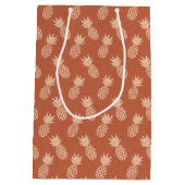 Terracotta & Peach Tropisch anananassolpatroon Medium Cadeauzakje (Achterkant)