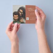 Terracotta PHOTO QR CODE Weddenschap Uitnodigt Ops Flyer (Hand)