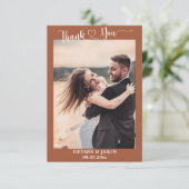 Terracotta Photo Simple Elegant Wedding Script Bedankkaart (Staand voorkant)