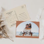 Terracotta Photo Wedding Save the Date Calendar Aankondigingskaart<br><div class="desc">Deze terracotta fotobruiloft,  behalve de date kalender,  is perfect voor een rustige bruiloft. Het ontwerp is voorzien van een prachtige calligrafieklont op een terracotta achtergrond om uw evenement aan te vullen.</div>