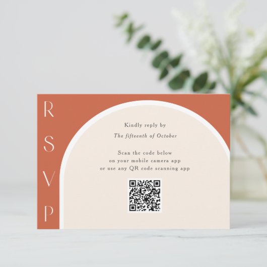 Terracotta QR-code Modern Arch Wedding online RSVP Kaartje (Staand voorkant)
