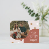 Terracotta Red Boho Polka Dot Eerste Kerstmis Foto Feestdagenkaart (Staand voorkant)