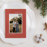 Terracotta Retro Boho Minimalistische brief en fot Feestdagenkaart<br><div class="desc">Dit Terracotta Retro Boho Minimalist Letter and Photo Holiday Kaart-ontwerp heeft een zacht en warm decor van gedempt rood met een elegante combinatie van eenvoudige typografie en delicaat script met de groeten van het seizoen van "Merry Christmas" of "Merry and Bright". Deze mooie minimale stijl is een perfect gepolijste esthetiek...</div>