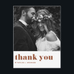 Terracotta Retro Bold Typografie Bruiloft Dank u Briefkaart<br><div class="desc">Stuur bedankt naar familie en vrienden met deze aanpasbare foto dank u briefkaart. Het heeft een retro vette typografie en een harticoon. Deze terracotta bedankkaart is perfect voor verschillende evenementen zoals bruiloften en afstuderen. Personaliseer door uw favoriete foto's toe te voegen. Verkrijgbaar als platte en gevouwen kaart.</div>