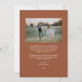 Terracotta Retro Typografie Moderne Fotobruiloft Bedankkaart (Achterkant)