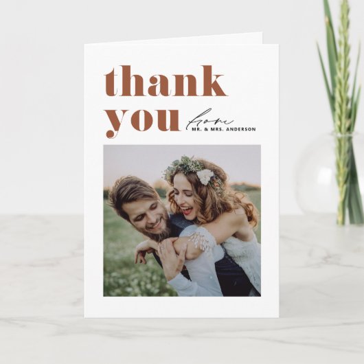 Terracotta Retro Typografie Moderne Fotobruiloft Bedankkaart (Voorkant)