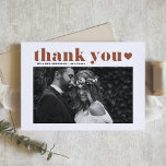 Terracotta Retro Vetgedrukte Typografie Fotobruilo Bedankkaart<br><div class="desc">Toon uw dankbaarheid in stijl met onze aanpasbare foto bruiloft bedankkaart, met retro typografie in terracotta. Dit boho-ontwerp combineert nostalgie met een moderne touch, waardoor het de perfecte manier is om uw gasten te bedanken voor het delen van uw speciale dag. Personaliseer door uw gegevens toe te voegen. Maak uw...</div>