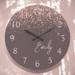 Terracotta Roos Gold Blush Pink Glitter Monogram Grote Klok<br><div class="desc">Terracotta en Roos Gold Blush Pink Sparkle Glitter Brushed Script Monogram Name Clock. Dit maakt de perfecte liefhebbende 16 verjaardag,  bruiloft,  vrijgezellenfeest,  verjaardagsdag,  baby shower of vrijgezellenfeest voor iemand die van luxe glam en stijl houdt.</div>