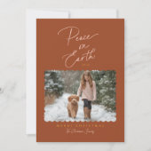 Terracotta Roze Vrede op Aarde Script Moderne Foto Feestdagenkaart (Voorkant)