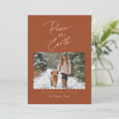 Terracotta Roze Vrede op Aarde Script Moderne Foto Feestdagenkaart (Staand voorkant)