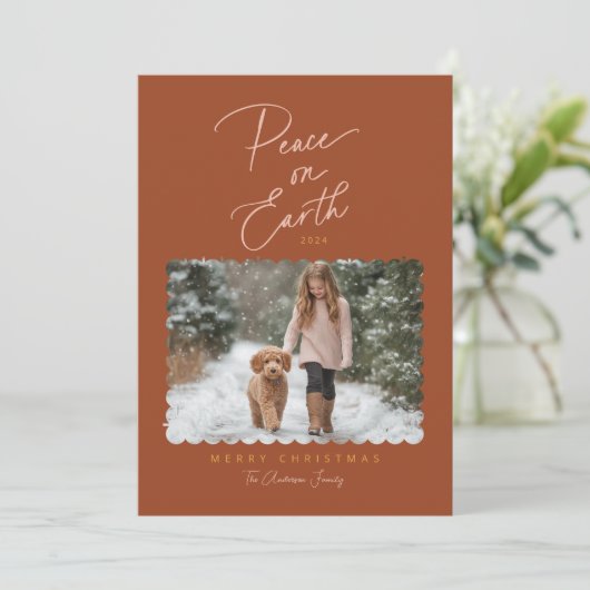 Terracotta Roze Vrede op Aarde Script Moderne Foto Feestdagenkaart (Staand voorkant)