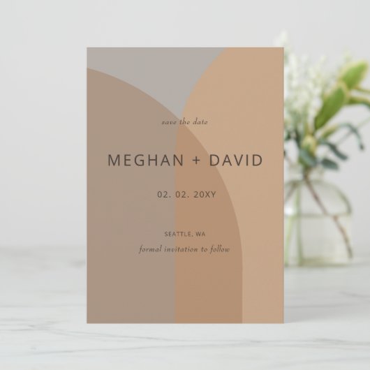 Terracotta rustieke boho boog moderne bruiloft save the date (Staand voorkant)