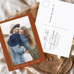 Terracotta Save the Date Briefkaart Boho Photo<br><div class="desc">Boho Terracotta van het huwelijk sparen de kaarten van de Datum die een foto op de voorkant hebben. Sparen de kaarten van de Datum bevatten een moderne hand geschreven kromme manuscripttypografie die elegant,  eenvoudig en modern zijn om na u minimalistische eenvoudige trouwdag te gebruiken viering.</div>