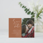 Terracotta Save the Date Minimalist Wedding Photo Uitnodiging Briefkaart (Staand voorkant)