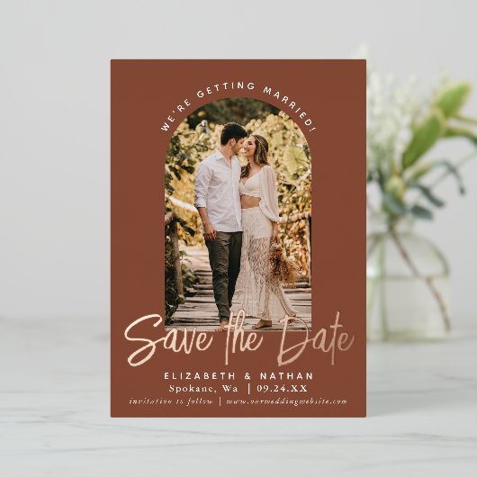 Terracotta sparen de Datum Stijlvolle Foto van het Folie Uitnodiging (Staand Voorkant)