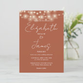 Terracotta String Lights Elegant Script Wedding Kaart (Staand voorkant)