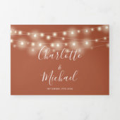 Terracotta String Lights Script Monogram Bruiloft Drieluik Uitnodiging (Cover)