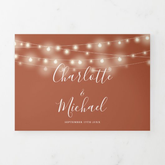 Terracotta String Lights Script Monogram Bruiloft Drieluik Uitnodiging (Cover)