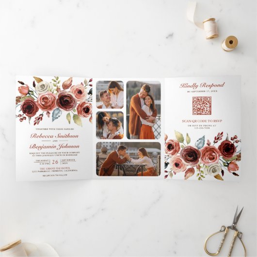 Terracotta Waterverf Floral Foto QR Code Weddensch Drieluik Uitnodiging (Binnen)