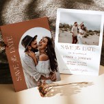 Terracotta Wedding Save the Date, Boho Save Dates Kaart<br><div class="desc">Dit mooie Save the Date Invitation biedt een prachtige minimale indeling voor je Save the Date-aankondiging, waar je de vrijheid hebt om iets te creëer dat uniek is voor jou! Bewerk eenvoudig tekst en kleuren die overeenkomen met uw stijl! — CREDITS — De prachtige foto van het stel werd genomen...</div>