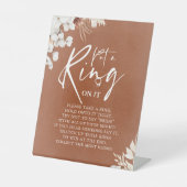 Terracotta Witte Bloem Boho Zet Een Ring Op Het Bo Reclamebord Met Voetstuk (Voorkant)