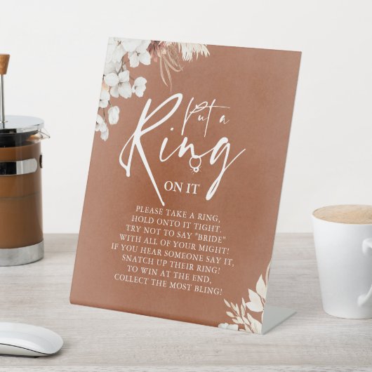 Terracotta Witte Bloem Boho Zet Een Ring Op Het Bo Reclamebord Met Voetstuk (Insitu)