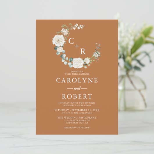 Terracotta & Witte Bloemen Monogram krans bruiloft Kaart (Staand voorkant)