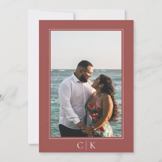 Terracotta zeesterren monogram foto save the date (Achterkant)