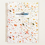 Terrazzo Curling Iron Cosmetoloog Salon Hair Planner<br><div class="desc">Een planner met een terrazzo-patroon met een woestijn-geïnspireerd kleurenschema aan de voor- en achterkant. Voorzijde biedt een blauwe strijkijzerillustratie met naam en jaar.</div>