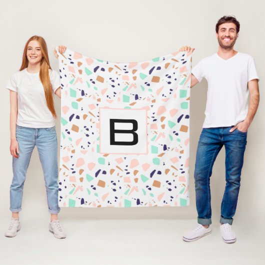 Terrazzo white blush mint monogram fleece deken (In situ)