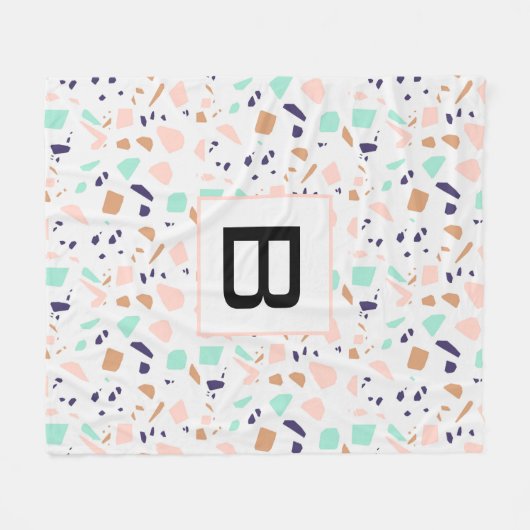 Terrazzo white blush mint monogram fleece deken (Voorkant (Horizontaal))