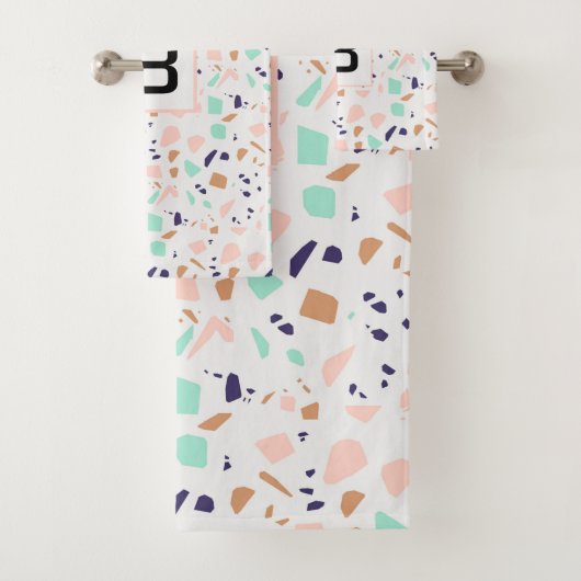 Terrazzo white blush mint monogram initiaal bad handdoek (Insitu)