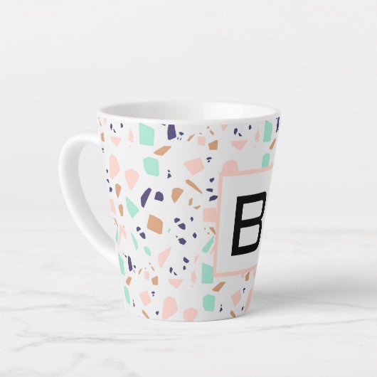 Terrazzo white blush mint monogram initiaal latte mok (Linkerhoek)