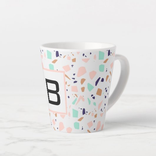 Terrazzo white blush mint monogram initiaal latte mok (Rechterhoek)