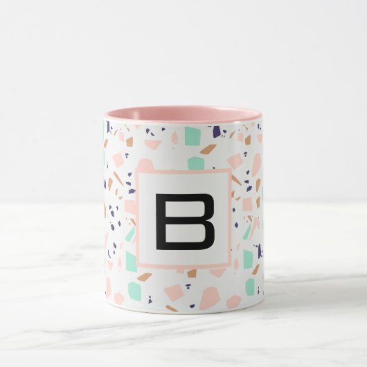 Terrazzo white blush mint monogram initiaal mok (Midden)