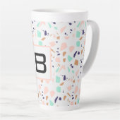 Terrazzo witte blush munt monogram latte mok (Rechterhoek)
