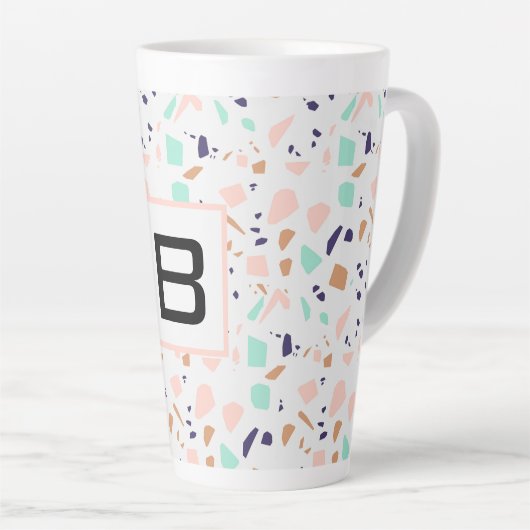 Terrazzo witte blush munt monogram latte mok (Rechterhoek)
