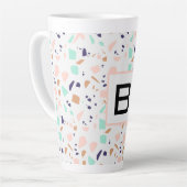 Terrazzo witte blush munt monogram latte mok (Linkerhoek)