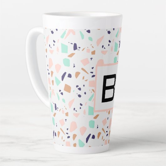 Terrazzo witte blush munt monogram latte mok (Linkerhoek)
