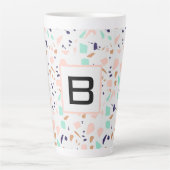Terrazzo witte blush munt monogram latte mok (Voorkant)