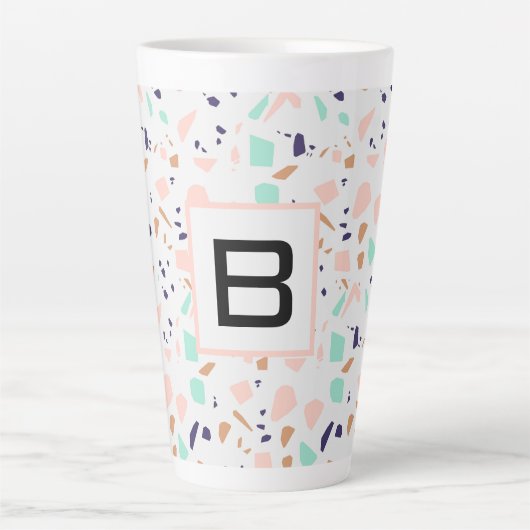 Terrazzo witte blush munt monogram latte mok (Voorkant)