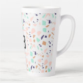 Terrazzo witte blush munt monogram latte mok (Rechts)