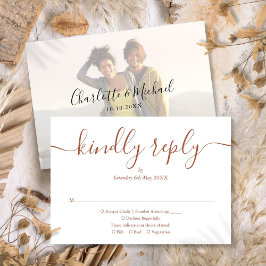 Terrecotta Eenvoudige Elegante Script Foto Bruilof RSVP Kaartje