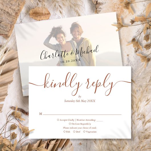 Terrecotta Eenvoudige Elegante Script Foto Bruilof RSVP Kaartje