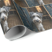 Terrier gluren rond een oude deur cadeaupapier (Rol Hoek)