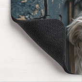 Terrier gluren rond een oude deur muismat (Hoek)