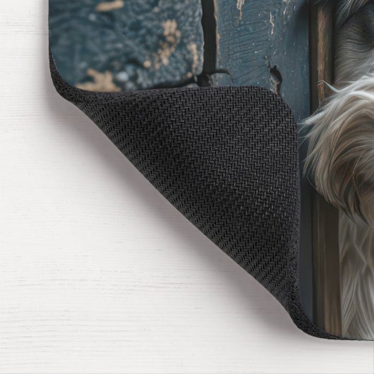 Terrier gluren rond een oude deur muismat (Hoek)